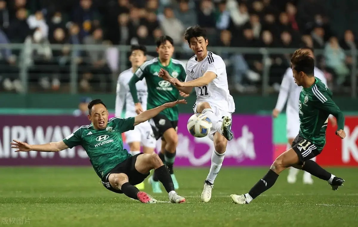 冲刺阶段亚冠焦点战，罗马回应争议，球迷炸锅，赛季目标并未改变的简单介绍爱游戏app