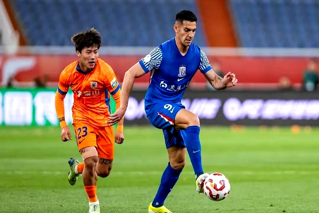 关于荷甲赛程吃紧；山东泰山清晨防线松动；质疑声仍在；临场指挥获称赞的信息ayxsports